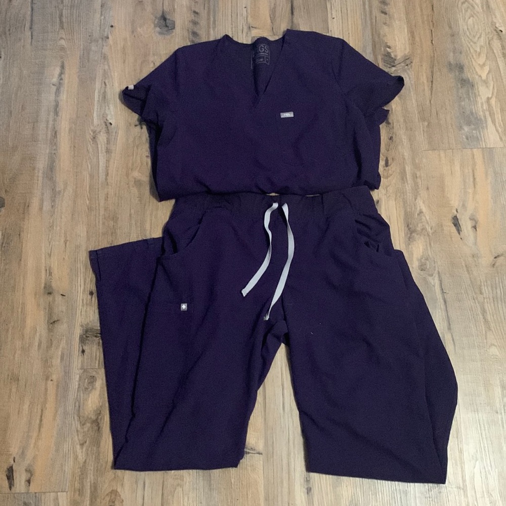 Figs scrubs. Medium Catarina top. Large tall cargo bottoms.
